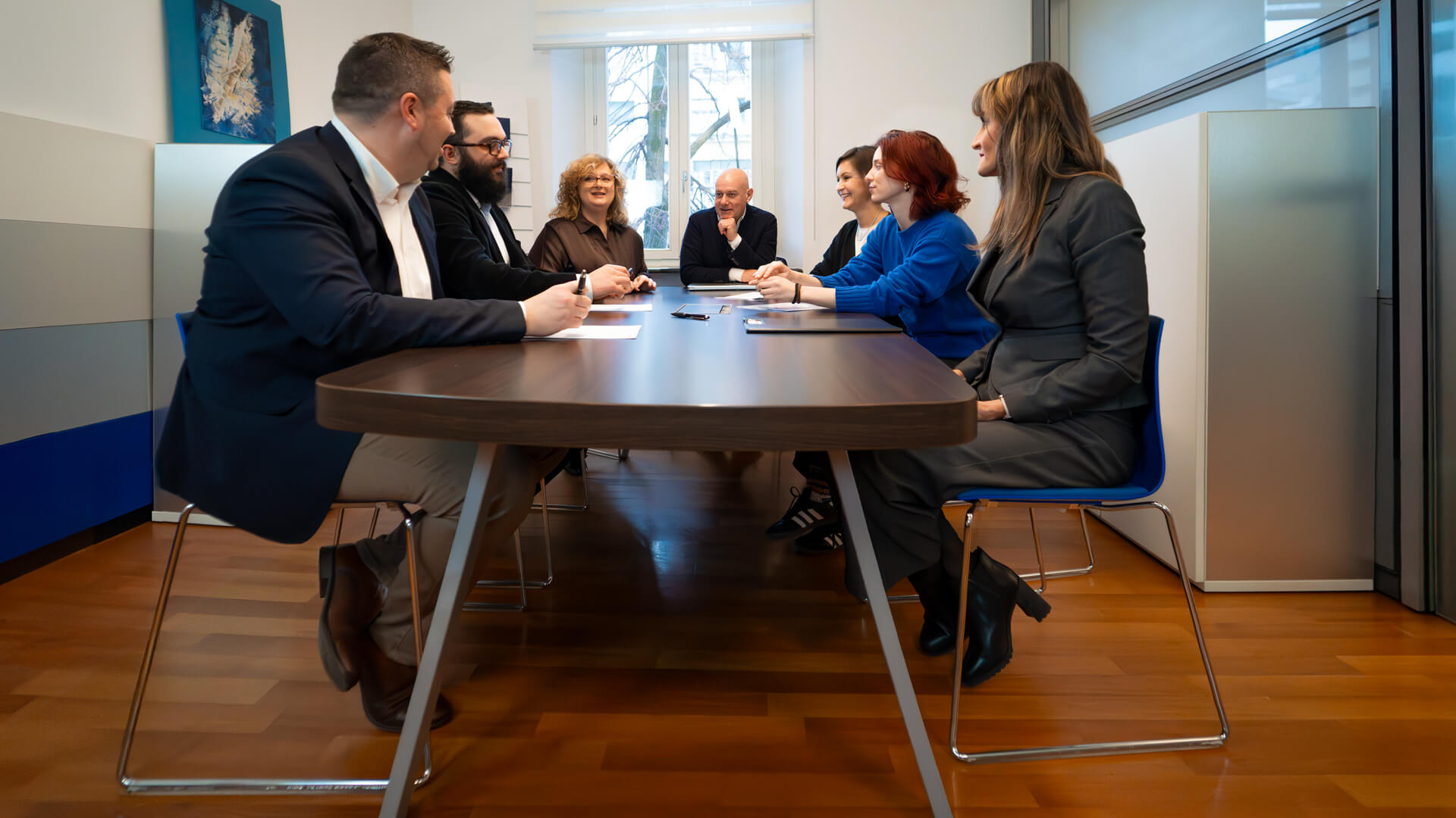 Team di scf seduto ad un tavolo per una riunione